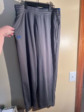 Men’s Under Armour Thin Grey loose Fit Athletic Pant Size XL